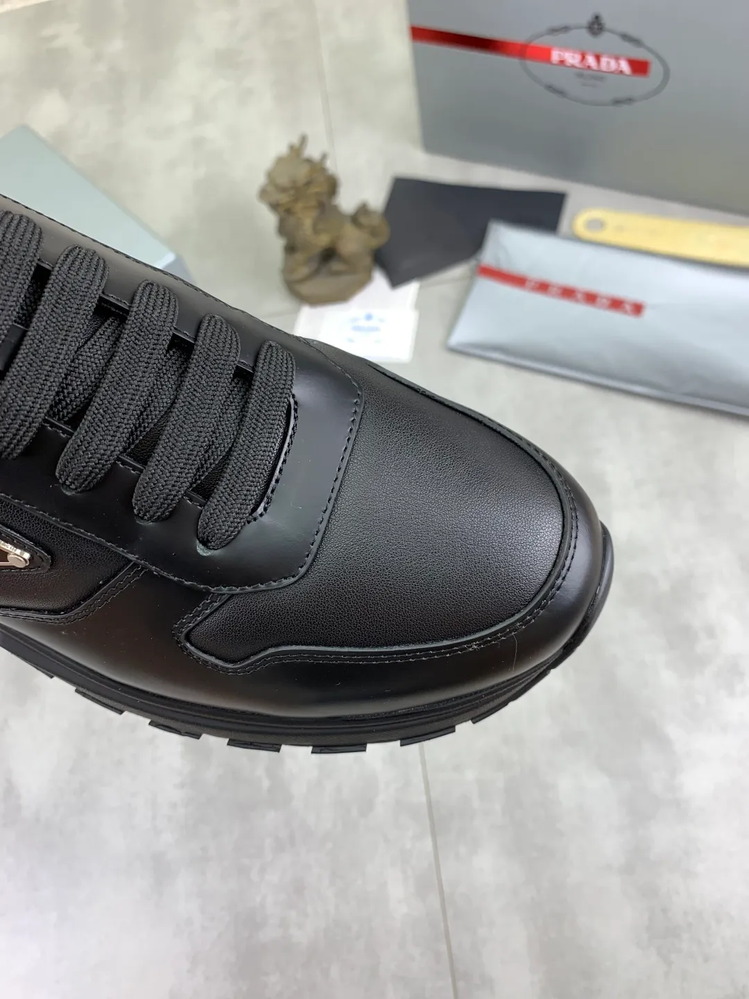 Men's shoes 💰P540 new (higher version) new PRADA (Prada) classic models are on the market at the same time, new men's shoes, 😘fabrics are selected from original imported calfskin. First layer of imported cowhide lining. The original version is awesome! 👍🏿Original open-molded non-slip PU outsole, with exquisite lines, simple and elegant, super comfortable and classy on foot, suitable for leisure travel. Code number: 38-45 (46 customized) 4️⃣ colors available